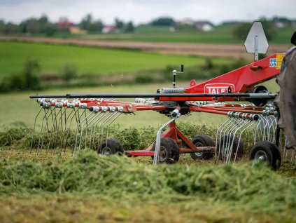 agrotrak zhrnovac talex spyder cervena