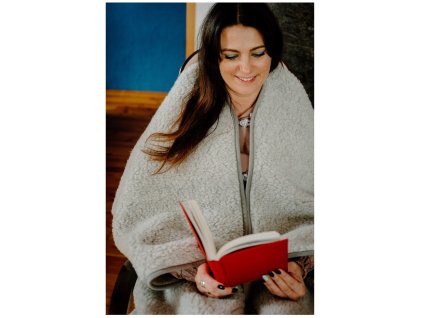 televizni pytel z ovci vlny sedy