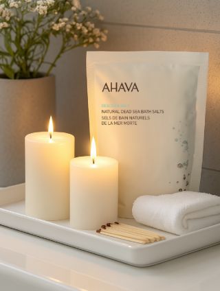 Když venku mrzne, doma si zasloužíš malé spa ❄️➡️🛁 Teplá koupel se solí z Mrtvého moře prohřeje tělo, uvolní svaly a...