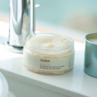 ✨ Dotek Mrtvého moře. Luxus, který ucítíte na vlastní kůži. 🌊 Peelingové tělové máslo od AHAVA je víc než péče – je to...