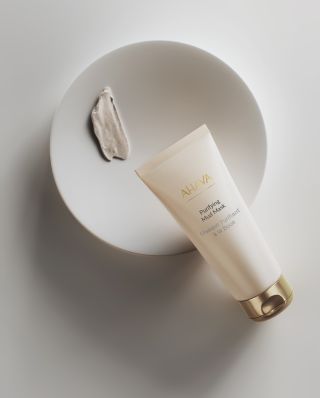 ✨ AHAVA Hloubkově čisticí bahenní maska ✨ Znáš ten pocit, když se podíváš do zrcadla a pleť prostě nehraje fér? Zanesené...