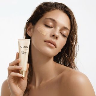 ✨ Pleť, která vypadá dokonale – bez námahy ✨ Objevte AHAVA CC Cream Color Correction SPF30 – každodenní krok, který...