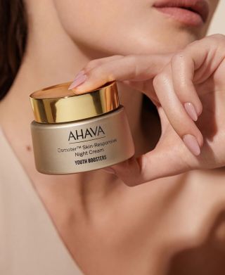 🌙 Péče, která pracuje přesně ve chvíli, kdy ji pleť potřebuje nejvíc. ✨ AHAVA Osmoter™ Skin-Responsive Night Cream spojuje...