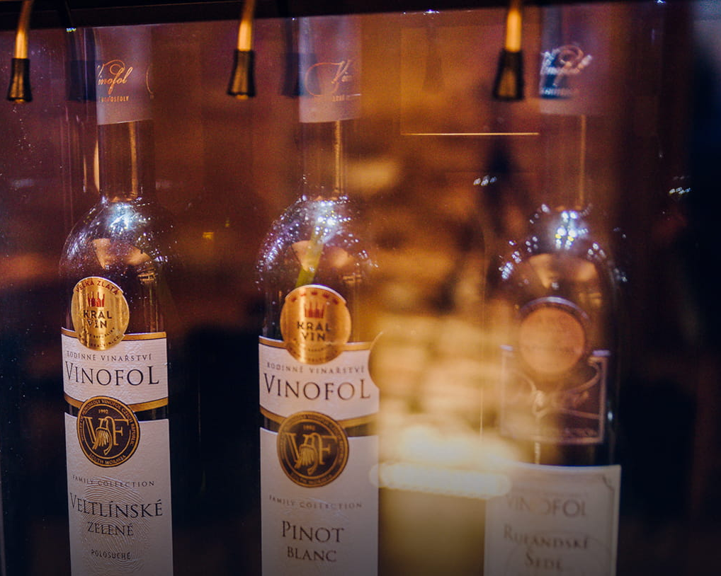 Lahve vína Vinofol zblízka