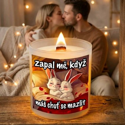Krásná svíčka s praskajícím knotem Zapal mě, když máš chuť se mazlit