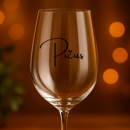 Sklenice víno Pičus tmavé pozadí detail