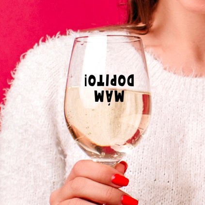 Sklenice víno Mám dopito žena detail