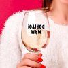 Sklenice víno Mám dopito žena detail