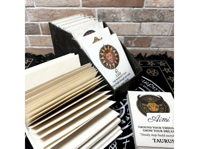 Stredné Zápisníky v Tibetskom Štýle so Znameniami Zverokruhu (12 × 8 cm) – 40 Listov (12 rôznych motívov) – v Displejnom Balení (Varianta Stredné Zápisníky v Tibetskom Štýle so Znameniami Zverokruhu (12 × 8 cm) – 40 Listov (12 rôznych motívov) – v Displejnom Balení)