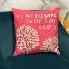 Bavlnená Obliečka na Vankúš s Potlačou - We are Flowers - Olivová, Ružová a Prírodná (Varianta We are Flowers - Olivová, Ružová a Prírodná)