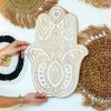 Nástenná Dekorácia Hamsa z Mangového Dreva – Biela Vymývaná – 52 cm (Varianta Nástenná Dekorácia Hamsa z Mangového Dreva – Biela Vymývaná – 52 cm)