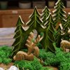 Stratený v Lese - Drevená 3D Dekorácia Jeleň v Lese - 23x20cm (Varianta Drevená 3D Dekorácia Jeleň v Lese - 23x20cm)
