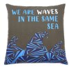 Bavlnená Obliečka na Vankúš s Potlačou - We are Waves - Sivá, Modrá a Prírodná (Varianta We are Waves - Sivá, Modrá a Prírodná)