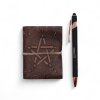 Sada Malých Ezoterických Kožených Zápisníkov (4x3") so Stojanom (Varianta Sada Malých Ezoterických Kožených Zápisníkov (4x3") so Stojanom)
