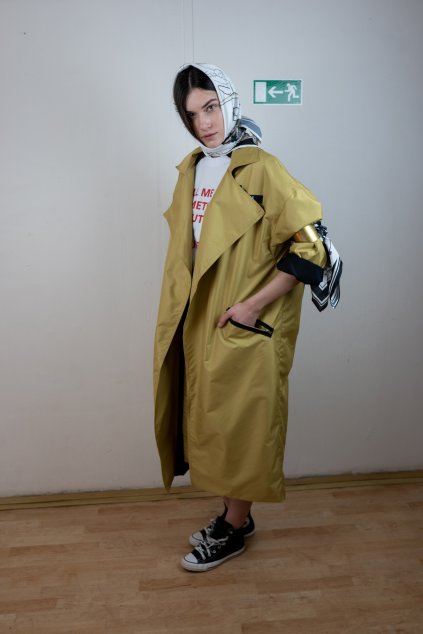 big oversize one size yellow gold coat waterproof cool design iconic piece design by AiM žlto zlatý oversize plášť brass bracelet with printed scarf