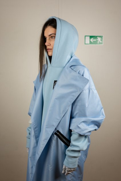 modrý plášť s modrou mikinou baby blue coat with hoodie detail slovenský dizajn AiM by Michaela Hriňová