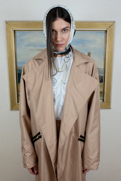 brown oversize coat waterproof hnedý veľký plášť nepremokavý nadčasový timeless design cool youth elegance special taste šatka perlový náhrdelník white rabbit AiM superpower