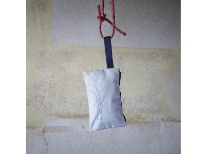 pouchM lightblue stitching