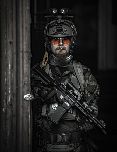 Airsoft zbraně nejsou hračky: Nahrazují reálné zbraně ve filmech i výcviku armády