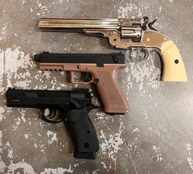 Jak vybrat sekundární zbraň na airsoft, která vás nenechá na holičkách