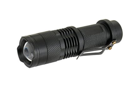 Airsoft kompaktní LED svítilna od Element. Kovová, 3 režimy svícení, s klipem na opasek. Na AirsoftMorava.