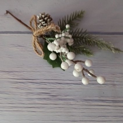 vianocna vetvicka cecina biele bobule a siska