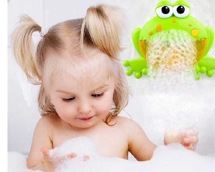 Zenélő béka buborékfújóval a fürdőkádban