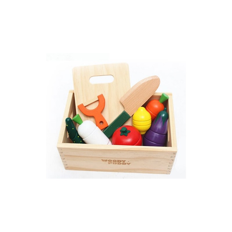 Friss, fából készült zöldségek tartozékokkal