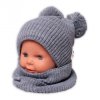 Zimní pletená čepice + nákrčník - šedá s bambulkami
