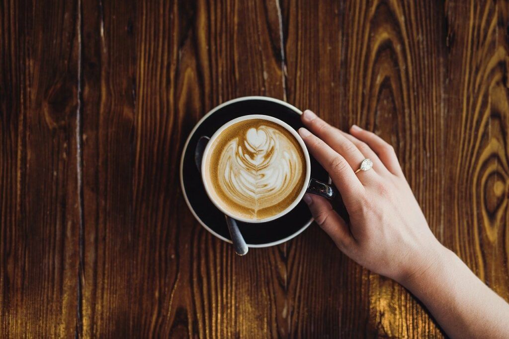 FLAT WHITE NAIVE.