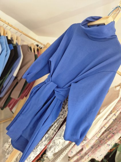 ELYSIA Blue – dámske teplákové šaty s rolákom a vreckami