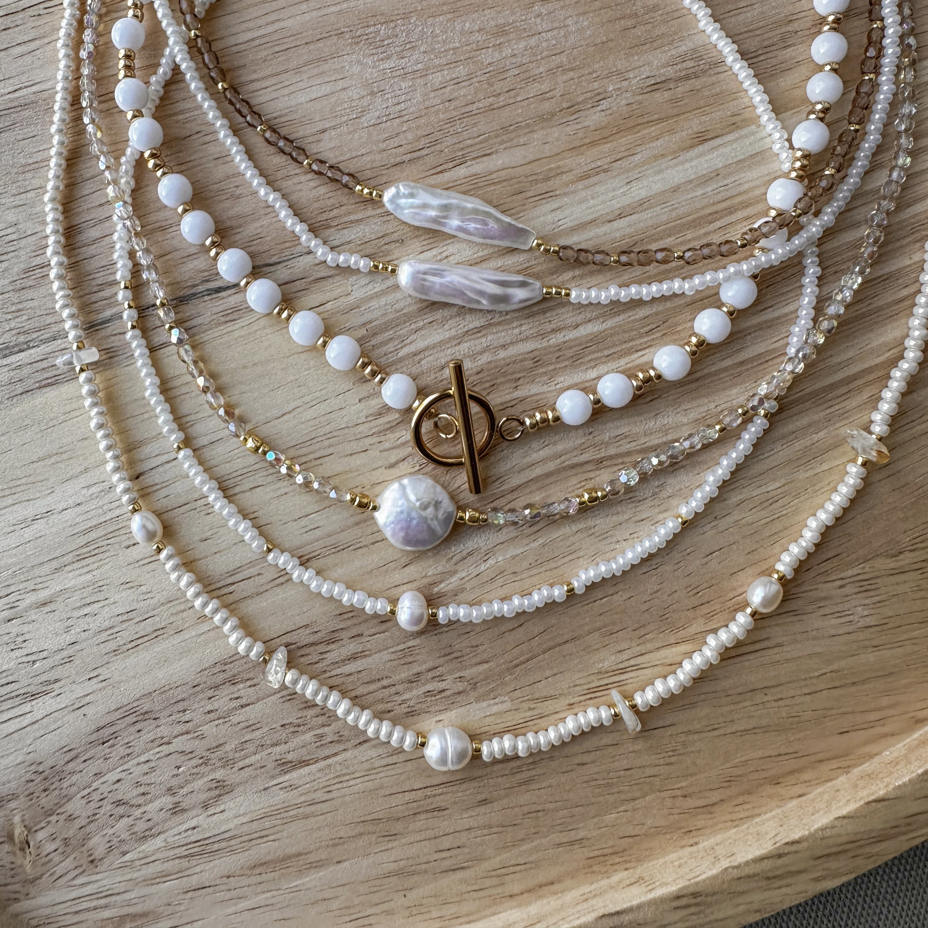 Flat lay náhrdelníku Pearl of Summer s rozmarýnem