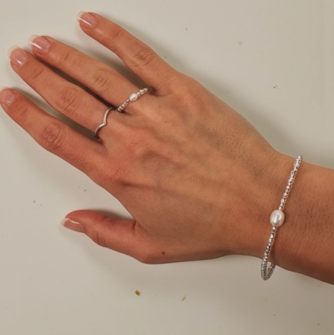 Stardust ✨🩶 Novinka, která potěší minimalistky. Korálky tak droboučké a dojem přesto tak silný. Na ten pocit, kdy si ho...