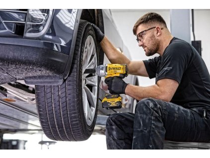 Uťahovač rázový 18V 1/2" gulôčka 950Nm bez AKU DEWALT DCF899N