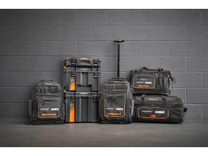 Batoh na koleskach a teleskopisckou ruvokäťou MCLAREN DEWALT DWST60101-9