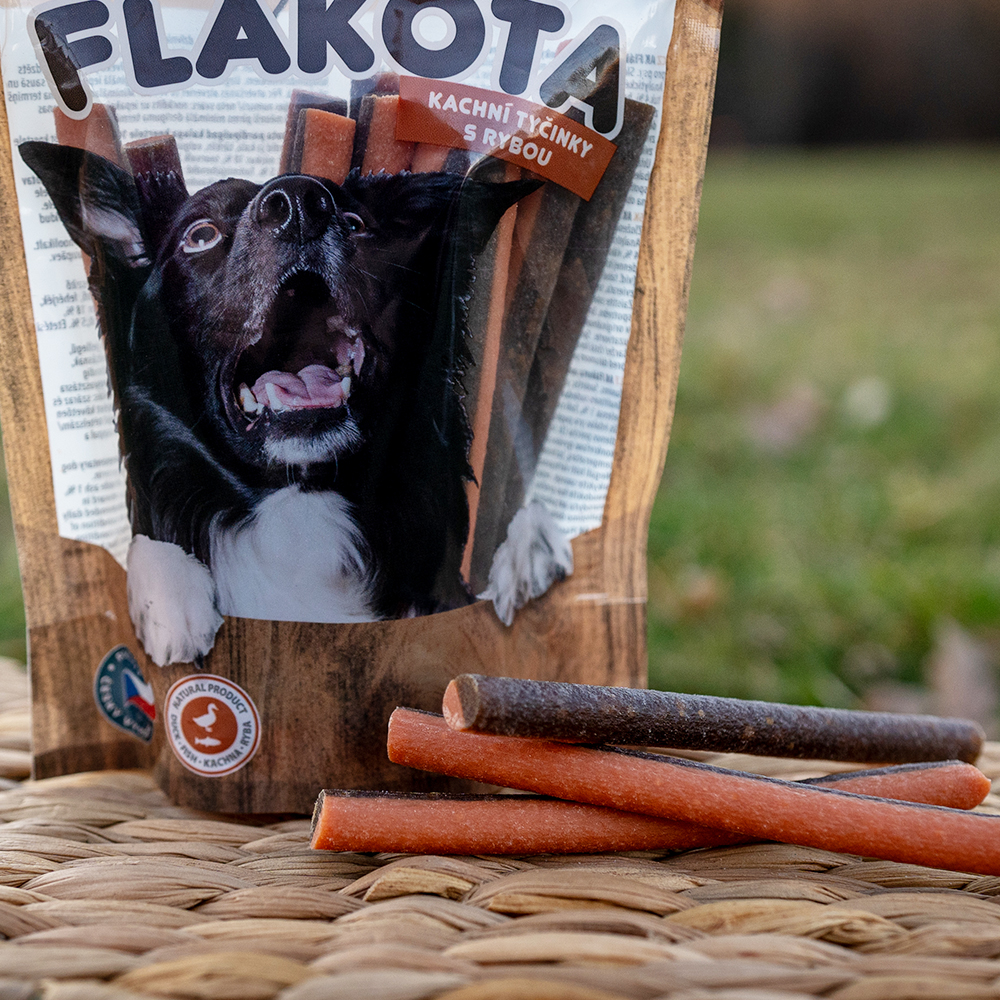 Akinu Flákota kachní tyčinky s rybou pro psy 100 g Obrázek