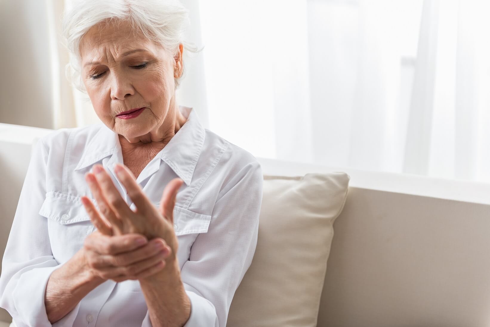 Tŕpnutie rúk: 20 možných príčin a možná liečba
