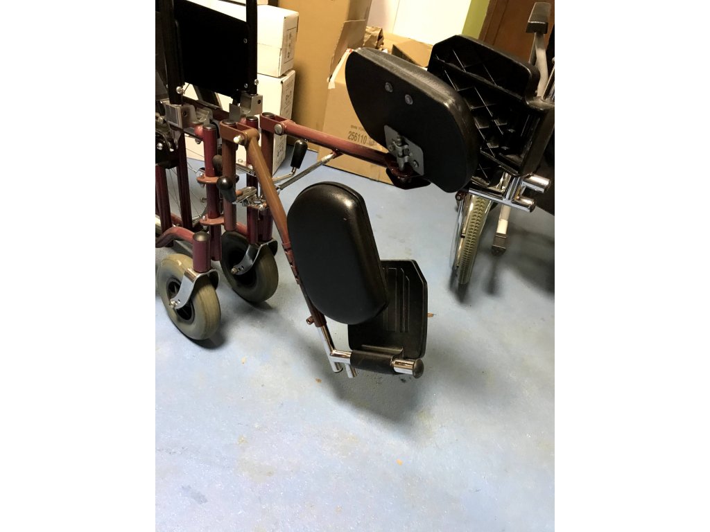 Mechanický vozík MEYRA s polohovacími podnožkami