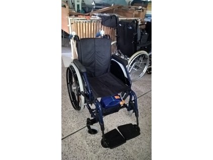 Invalidní vozík s přídatným pohonem pro obsluhu