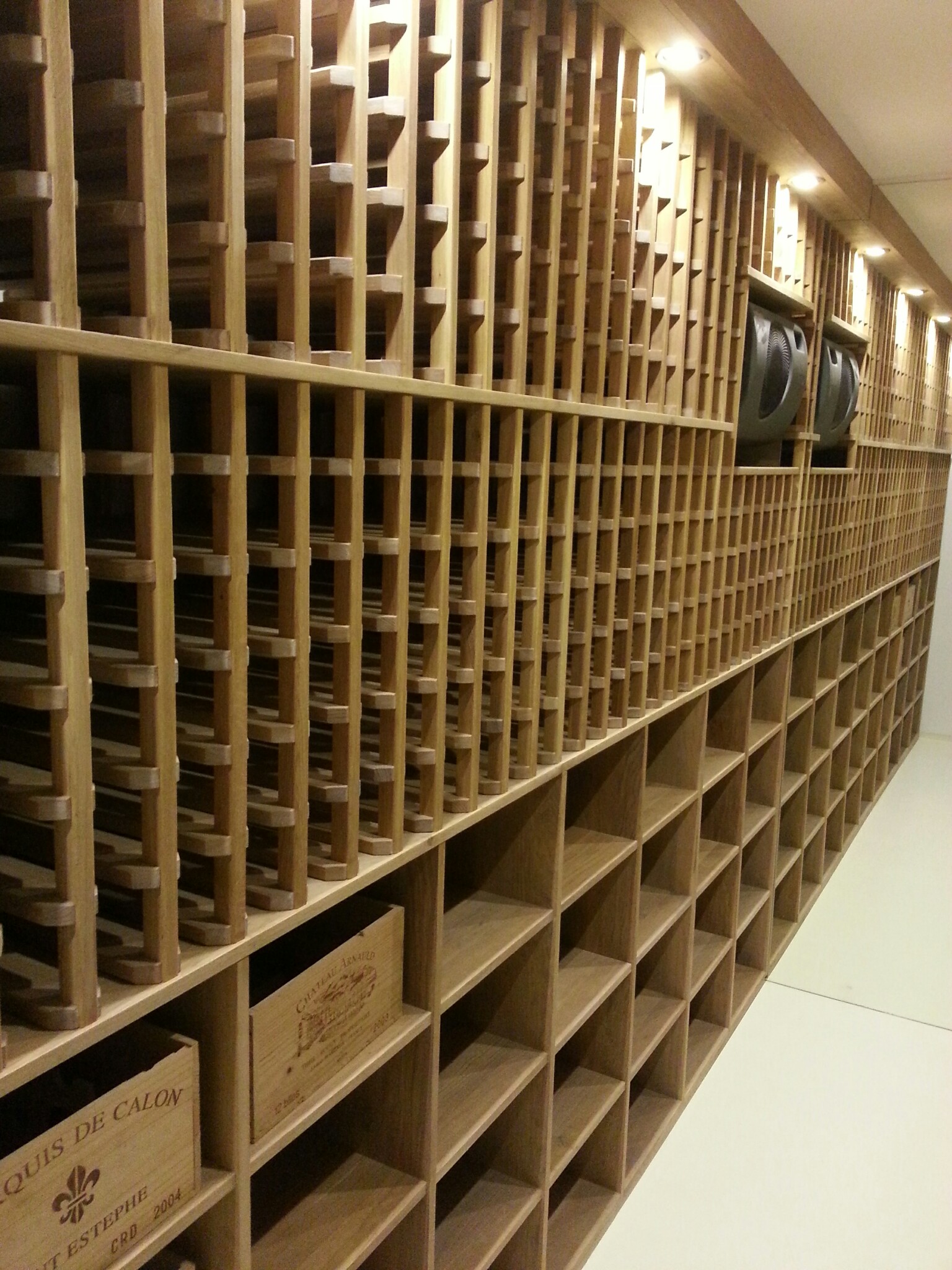 Zakázkový regálový systém pro dlouhodobou archivaci vína