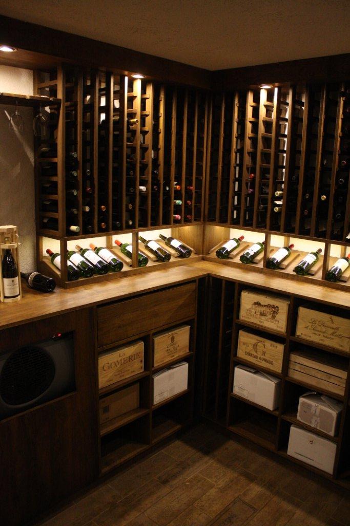 Teple nasvícený vinný sklep s prezentačním charakterem