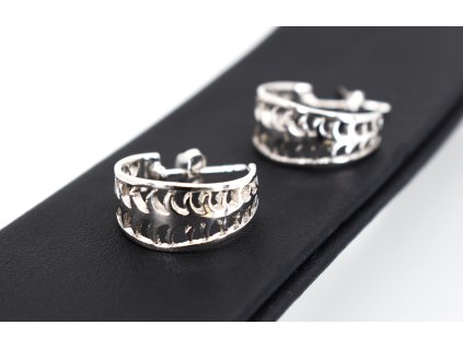 Stříbrné náušnice Rinka s krajkovým vzorem vyniknou při každé příležitosti. Elegantní detail, který zaujme i potěší.