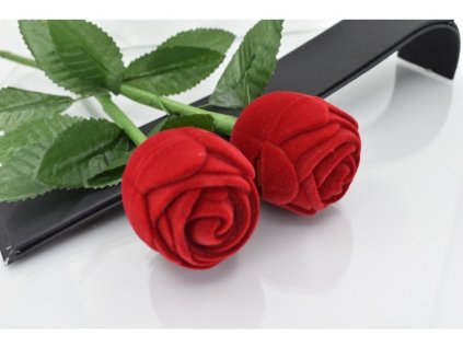 Sametové šperkové krabičky ve tvaru červené růže s listy – uzavřené, vhodné pro prsten nebo drobný šperk.