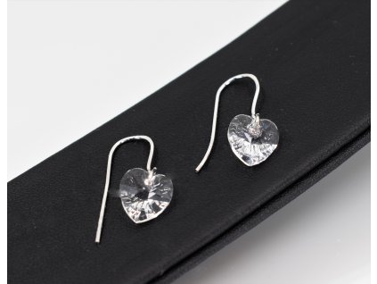 Romantické stříbrné náušnice ADA se srdíčky a Swarovski zirkony – něžný doplněk pro každou ženu.