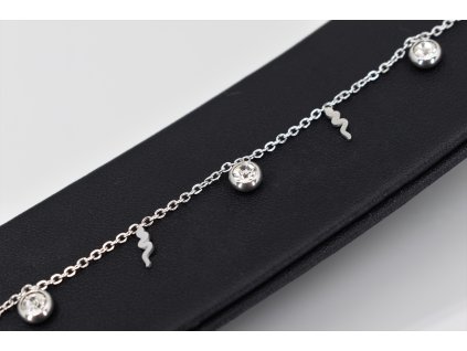 Náramek Hade z chirurgické oceli – jemný motiv hada a tři čiré zirkony pro elegantní, stylový a výjimečný vzhled.