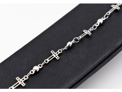 Jemný náramek z chirurgické oceli s motivem křížku a kuličky – symbol víry a něžné krásy v jedinečném provedení.