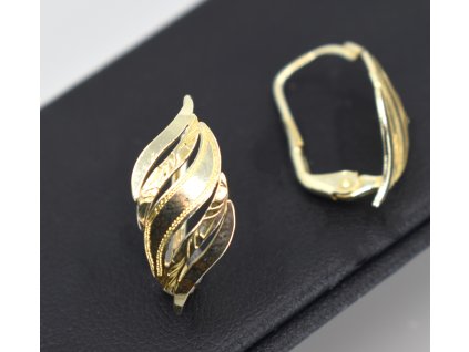 Zlacené stříbrné náušnice s jemným rytým dekorem – Mava přináší něhu, vkus a eleganci v každém detailu.