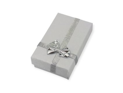 Dárková šperková krabička ve stříbrném designu s mašlí – luxusní mini balení na náušnice nebo přívěsek.