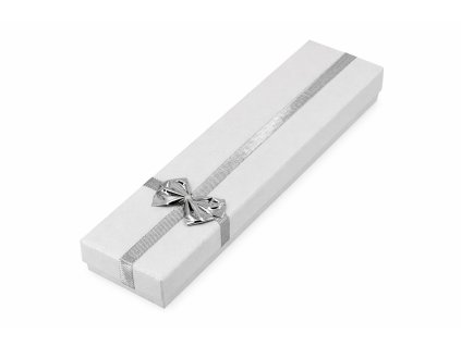 Bílá dárková krabička na náramek se stříbrnou mašličkou, elegantní balení šperku na bílém pozadí.