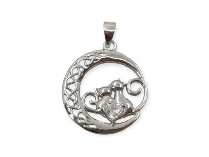 Stříbrný přívěsek se dvěma kočičkami a zirkonovým srdcem – produktová fotografie na bílém pozadí